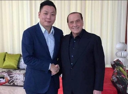 他扒开我的内裤把舌头伸进